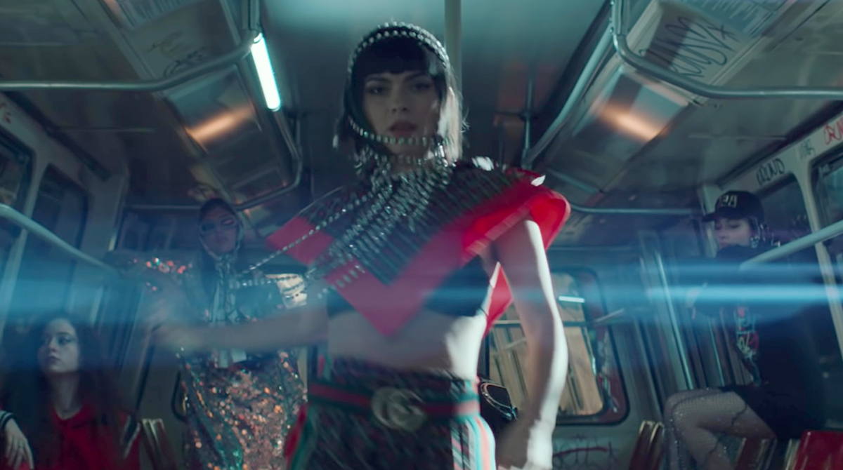 Pêche Courbe Probablement Clip Inna Merde Oreiller Se Plaindre